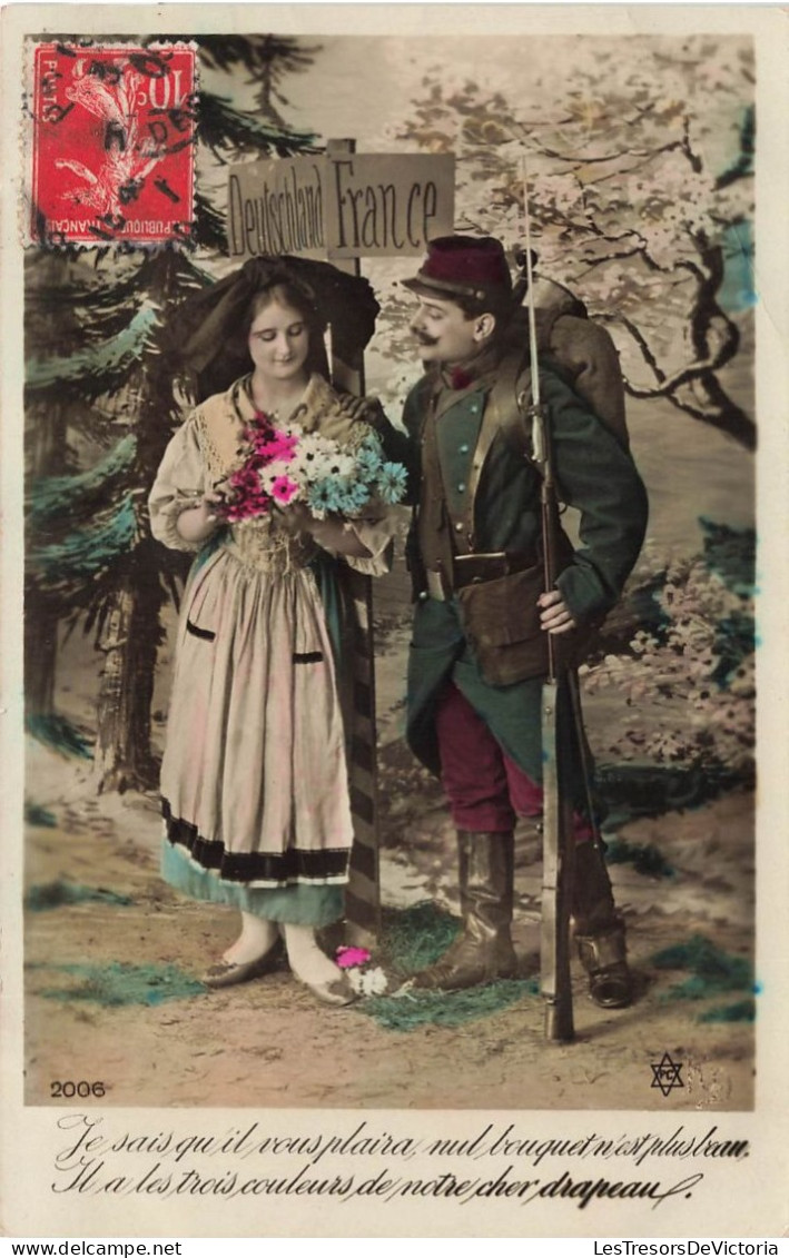 COUPLES - Soldat Français - Jeune Femme De Deutschland - Bouquet De Fleurs - Carte Postale Ancienne - Coppie