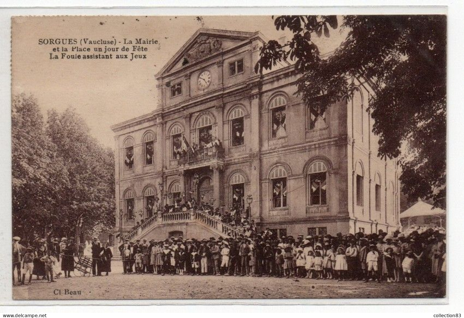 CPA SORGUES Mairie Et Place Un Jour De Fête Beau Plan - Sorgues