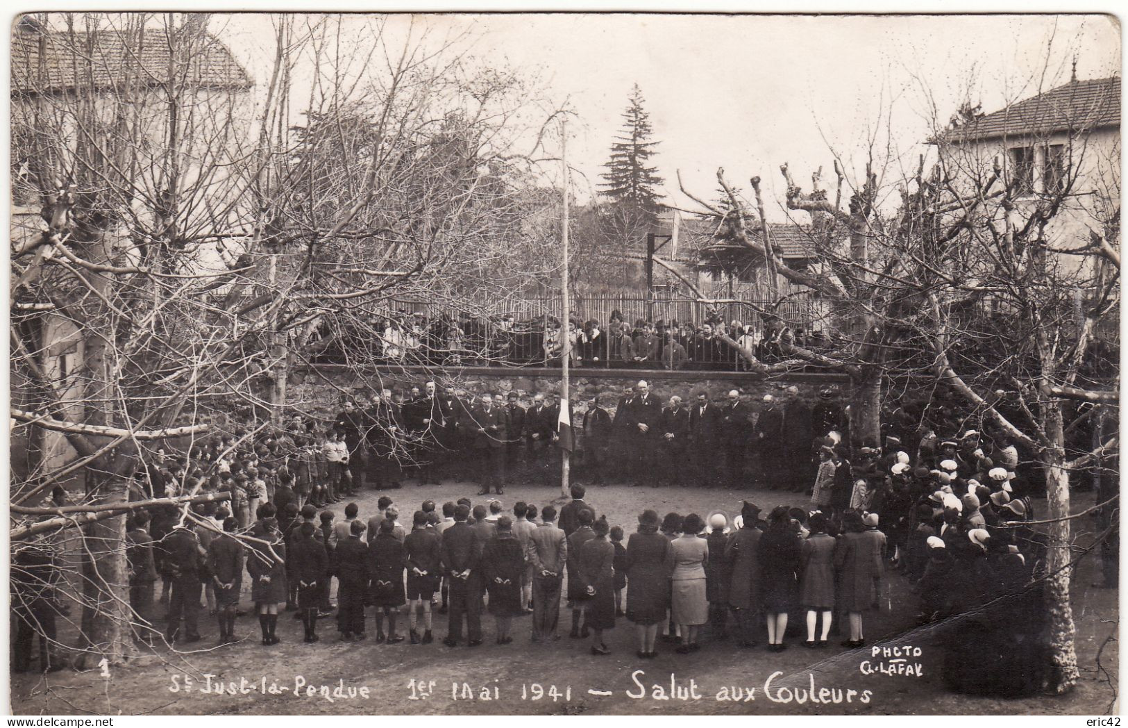 42 ST JUST LA PENDUE CARTE PHOTO **1er Mai 1941 - Salut Aux Couleurs** Photo Lafay - Andere & Zonder Classificatie