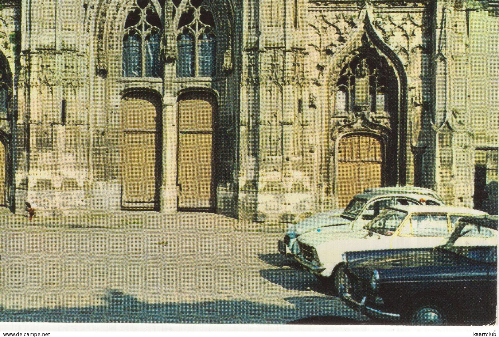 Senlis: PEUGEOT 404, OPEL KADETT B, CITROËN 2CV - L'ancienne Eglise Saint-Pierre Et Tour Renaissance - (France) - Passenger Cars