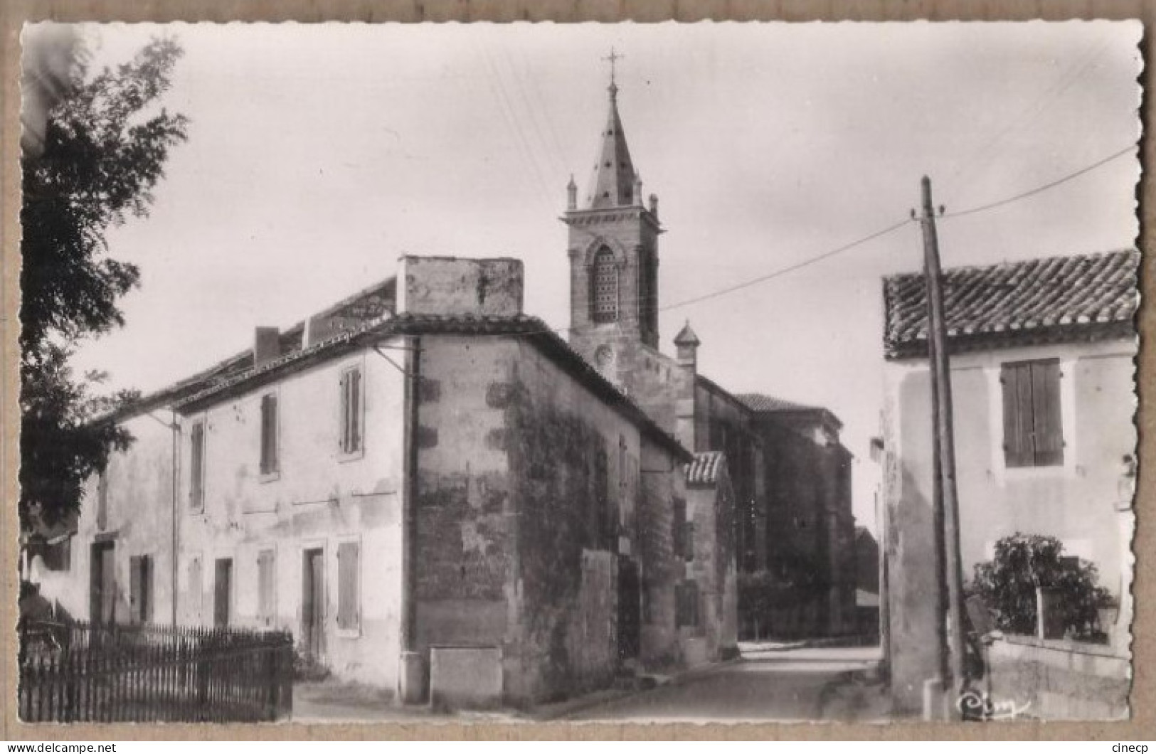 CPSM 30 - GARONS - Le Centre Du Village - Au Fond , L'Eglise - TB PLAN Rue - Autres & Non Classés