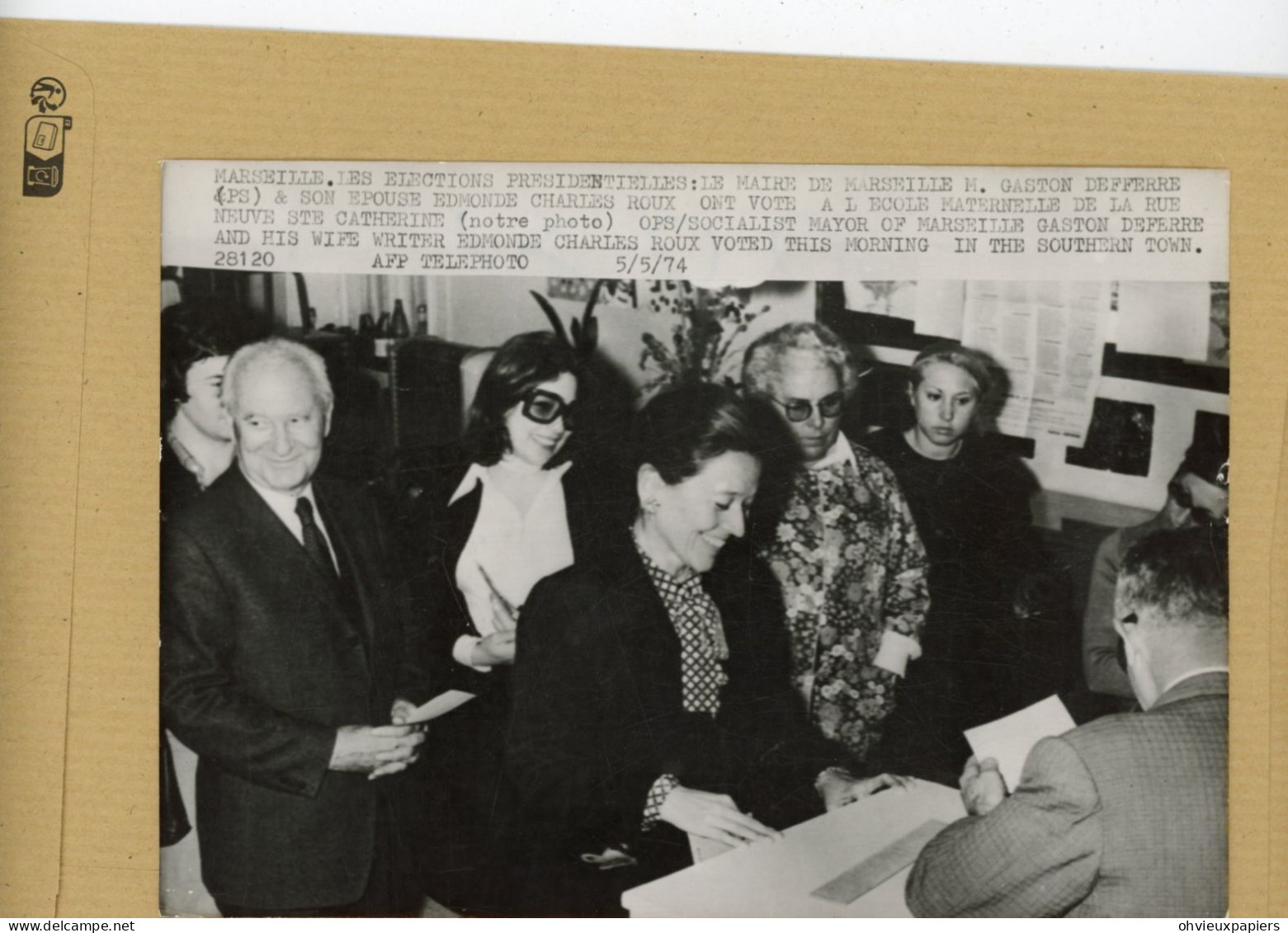 Photo De Presse   GASTON DEFERRE  Et SON EPOUSE EDMONDE CHARLES ROUX  Votent à MARSEILLE  1974 - Personnes Identifiées