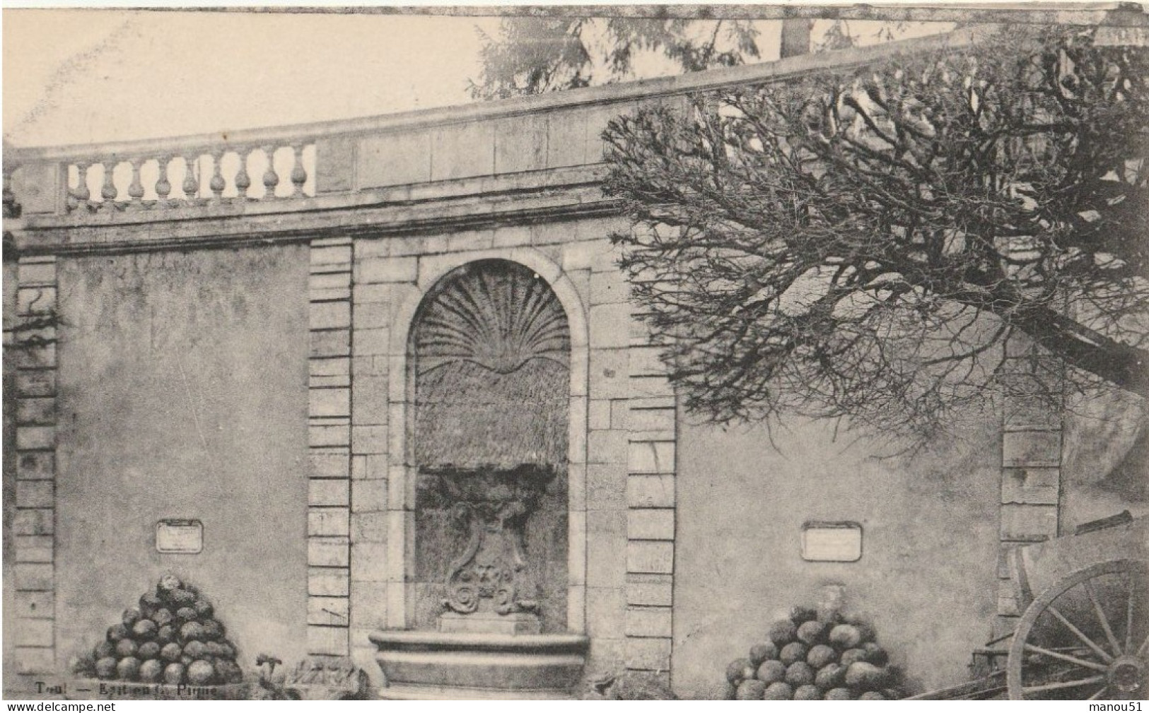 TOUL  Fontaine Cour De L'Hôtel De Ville - Toul