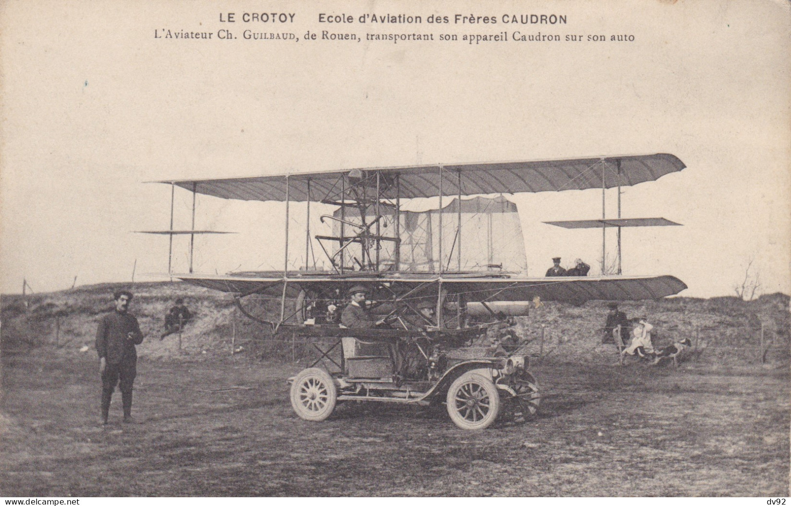 SOMME LE CROTOY ECOLE D AVIATION DES FRERES CAUDRON L AVIATEUR CH. GUILBAUD TRANSPORTANT SON APPAREIL CAUDRON  - Le Crotoy