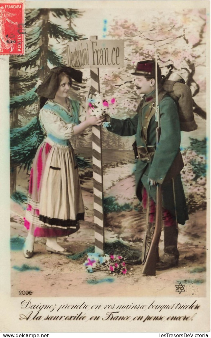 COUPLES - Soldat Français - Jeune Femme De Deutschland - Bouquet De Fleurs - Fantaisie - Carte Postale Ancienne - Coppie