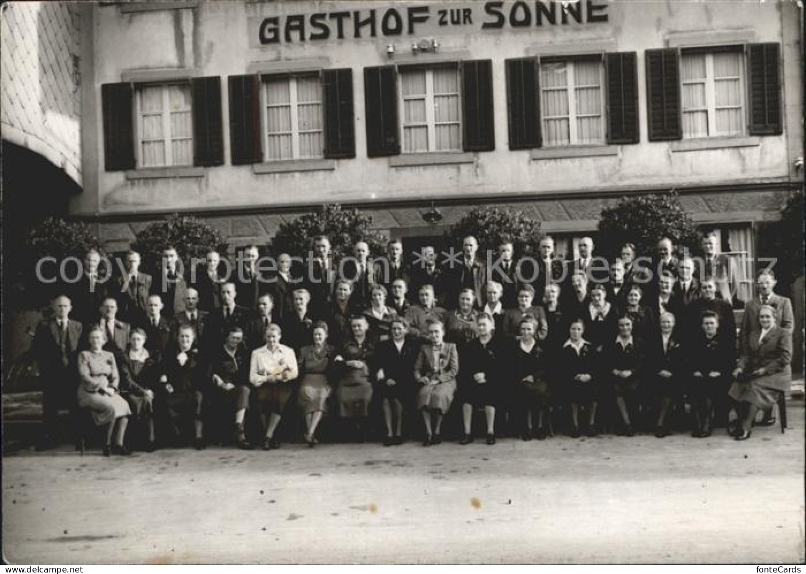 12360111 Niederbipp Gruppenbild Vor Gasthof Zur Sonne Niederbipp - Sonstige & Ohne Zuordnung