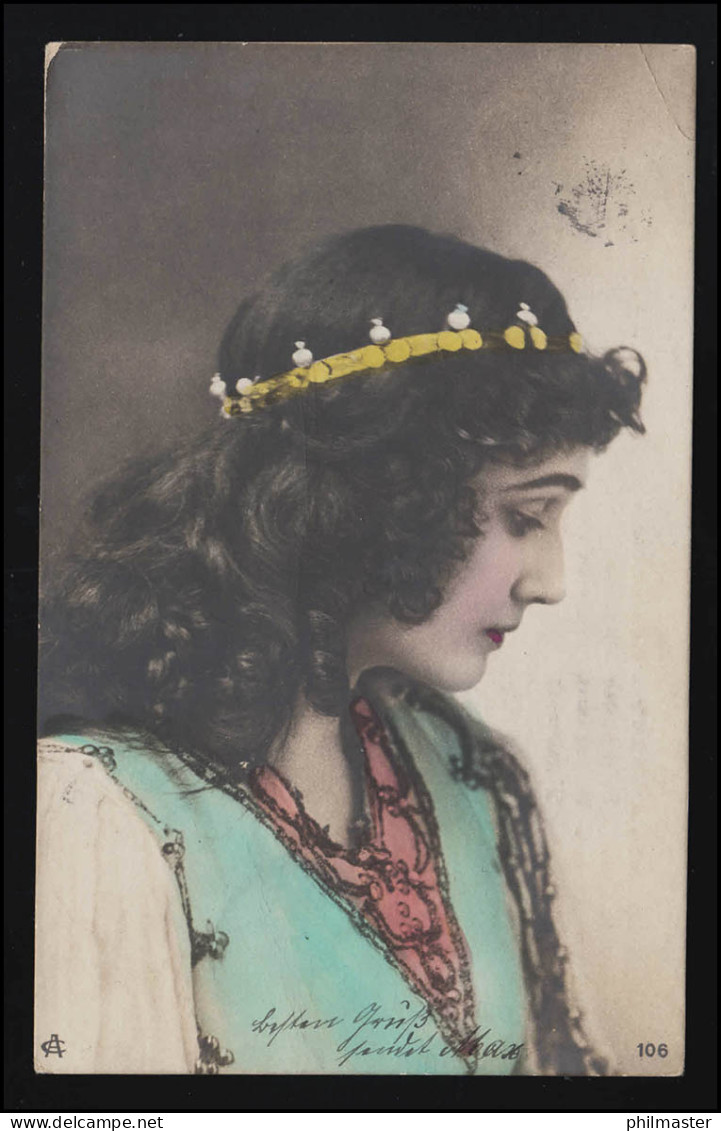 AK Foto AE 106, Junge Frau Mit Goldenem Band Im Lockigen Haar, BERLIN 27.4.1904 - Moda