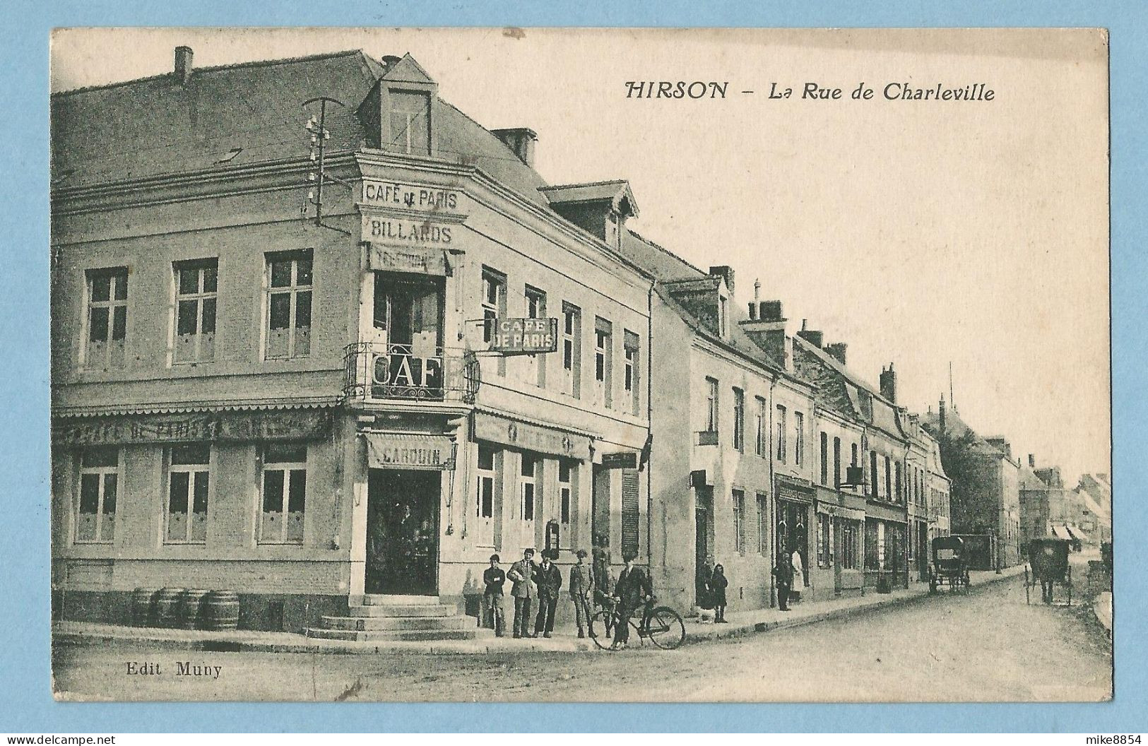 0453  CPA  HIRSON  (Aisne)  La Rue De Charleville -  CAFE DE PARIS   BILLARDS   ++++++++++++++++ - Hirson