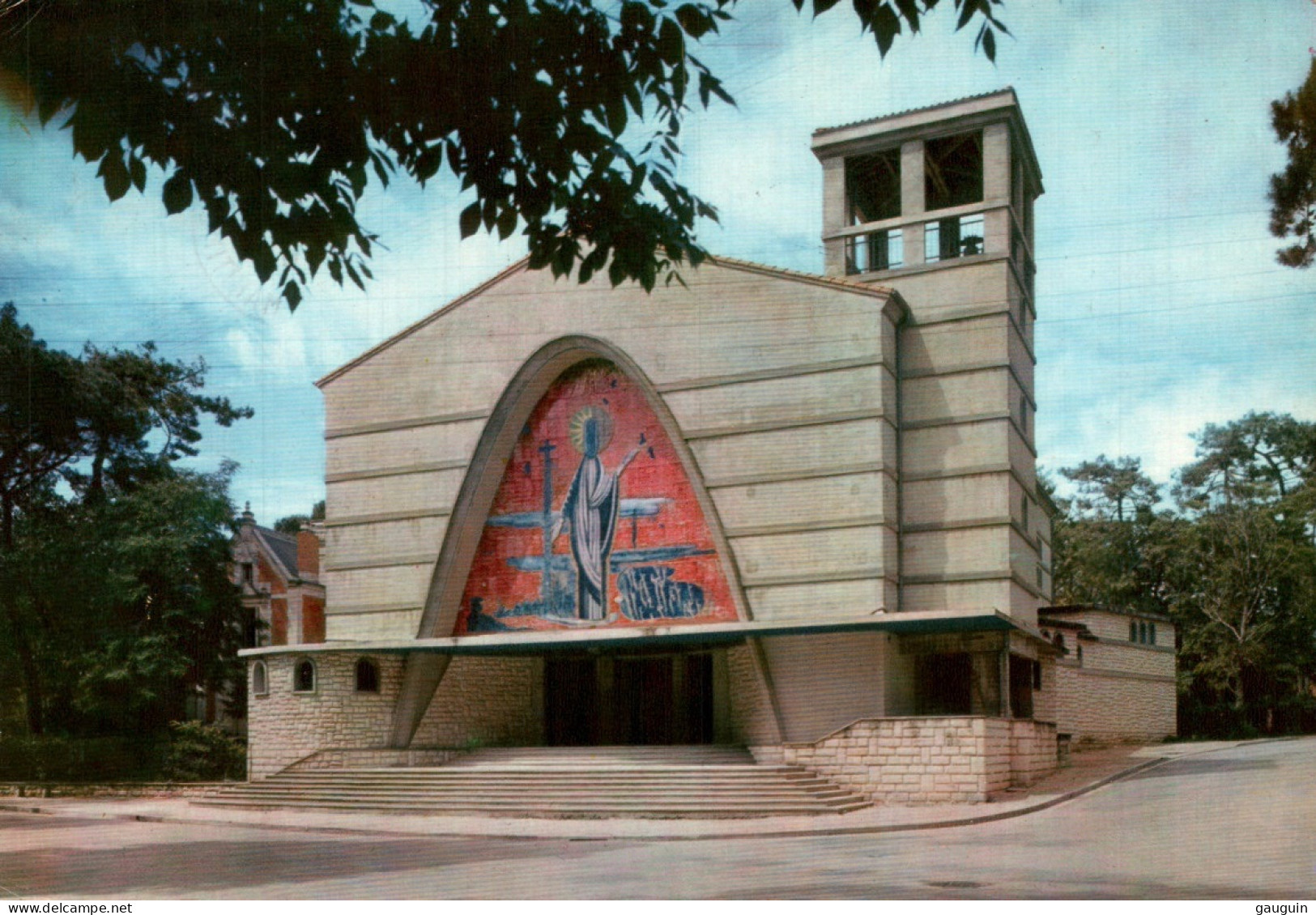 CPSM - ROYAN - Eglise Du Parc N-Dame De L'Assomption - Architectes ... Edition M.Berjaud - Eglises Et Cathédrales