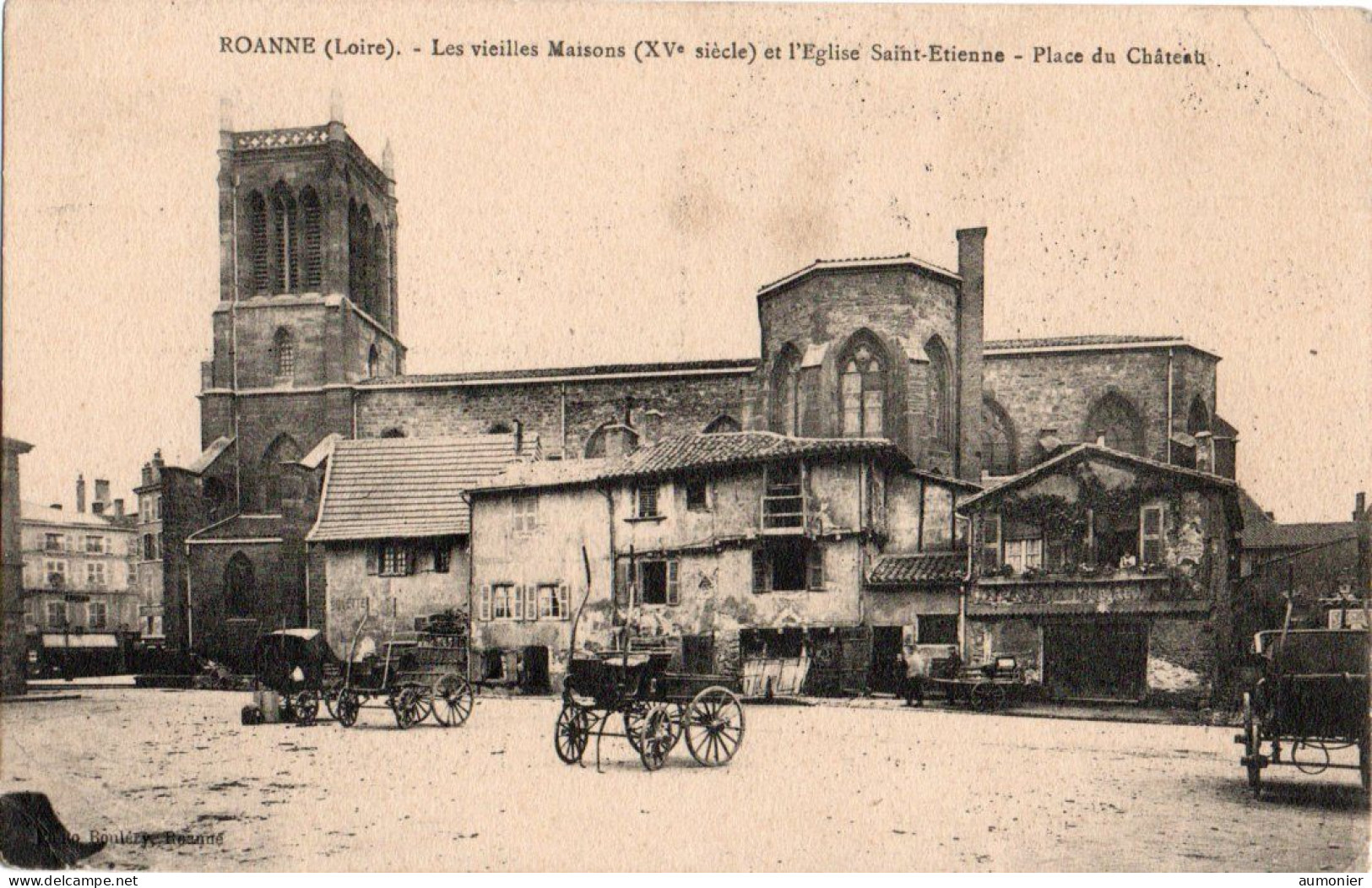 ROANNE ( 42 ) - Les Vieilles Maisons Et L'Eglise Saint-Etienne - Place Du Château - Roanne