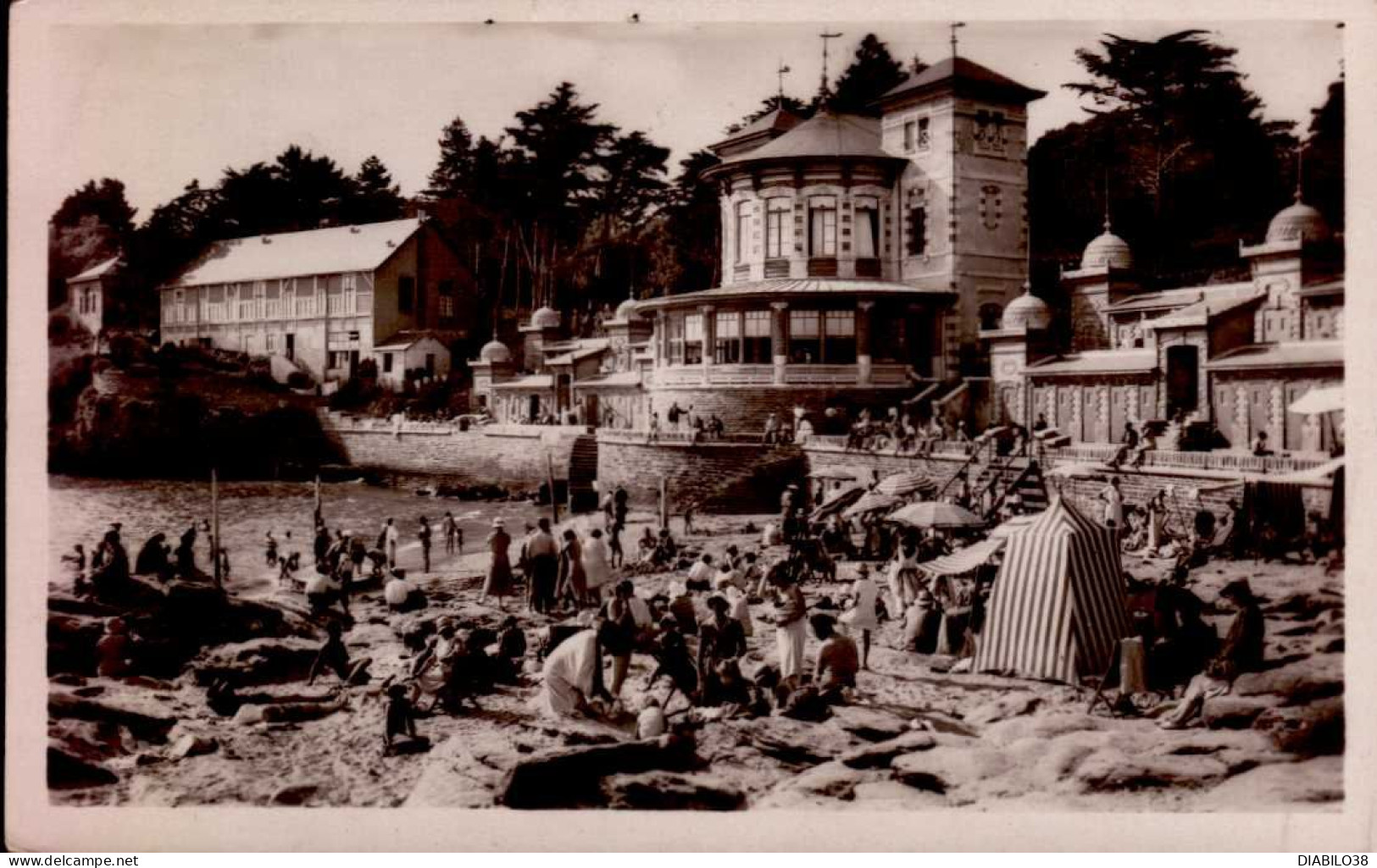 PORNIC  ( LOIRE ATLANTIQUE )    LE CASINO DE GOURMELON    ( UN TROU DE PUNAISE EN HAUT ) - Pornic