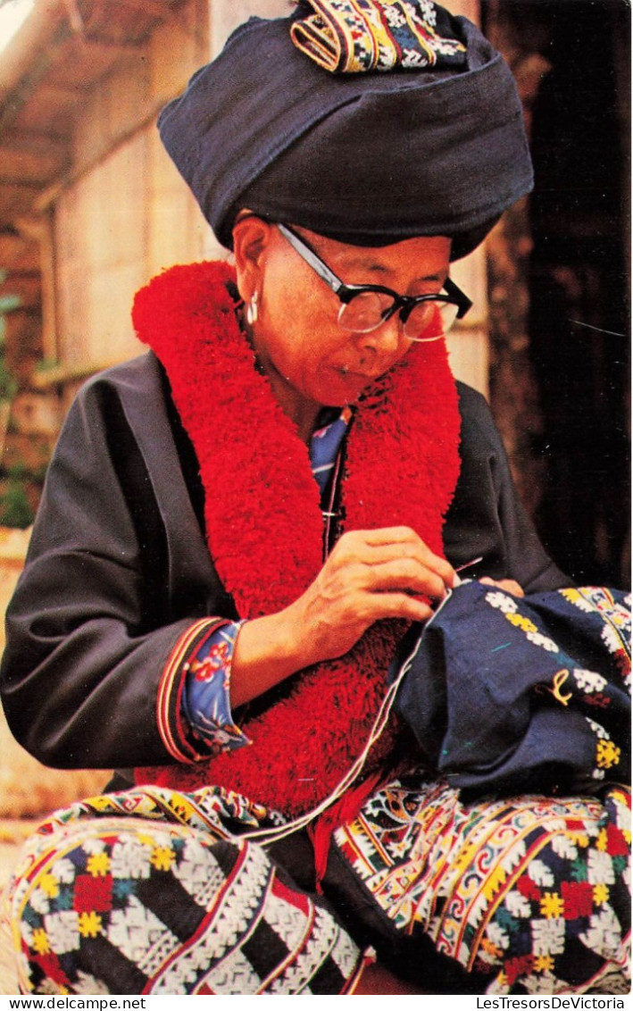 THAILANDE -Thai Yao Hill Tribe Woman - Making Handicraft At North Thailand - Carte Postale Ancienne - Thaïland