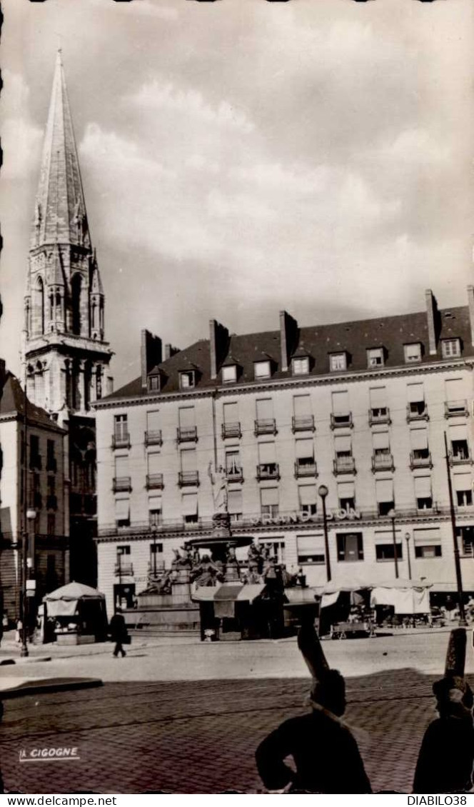 NANTES    ( LOIRE ATLANTIQUE )   PLACE ROYALE . . LA FONTAINE ET EGLISE SAINT-NICOLAS - Nantes