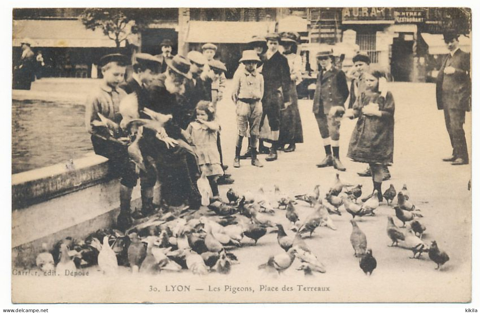 CPA 9 X 14 Rhône LYON  Les Pigeons, Place Des Terreaux Vieillard Barbu  Enfants   Entrée Restaurant AURA? - Andere & Zonder Classificatie