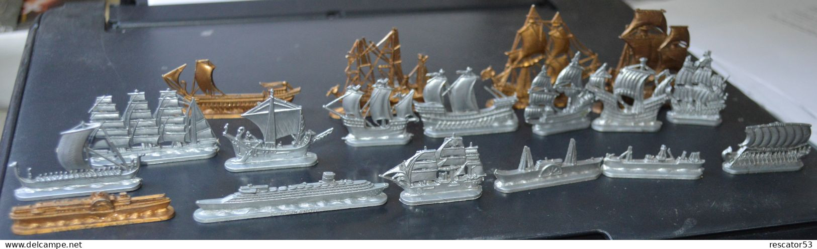 Vintage 18 Bateaux Figurines La Maison Du Café - Altri & Non Classificati