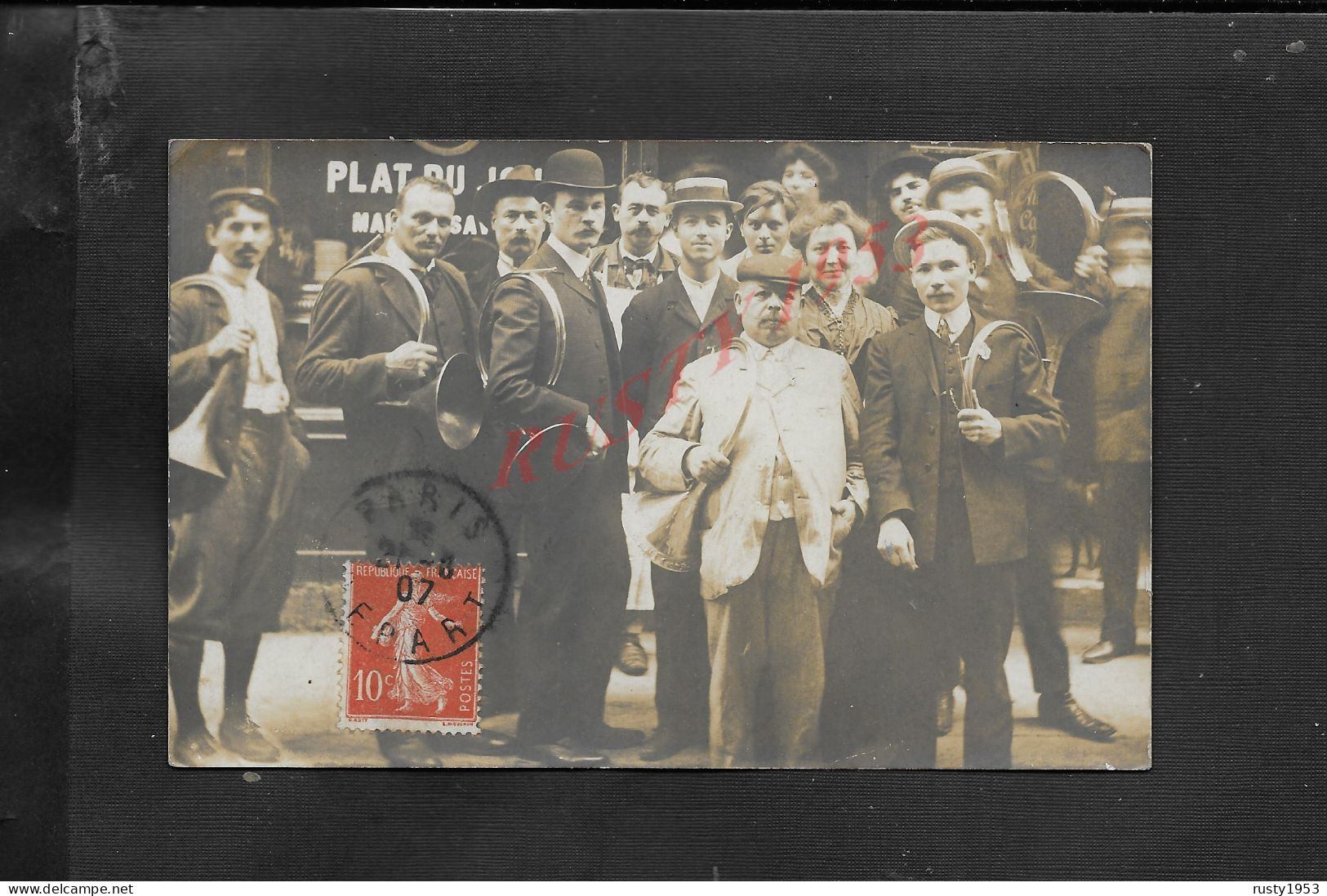 CARTE PHOTO CACHET PARIS 1907  PERSONNAGES AVEC COR DE CHASSE DEVANT RESTAURANT PARLE DE HÔPITAL HÔTEL DIEU : - Musique Et Musiciens