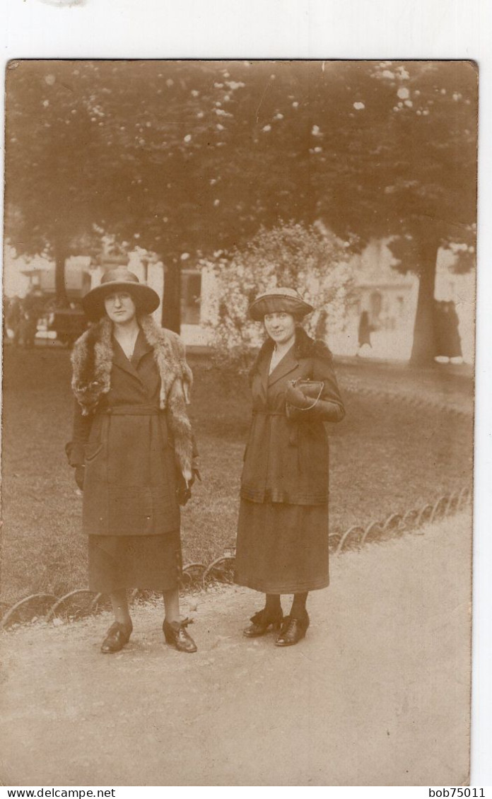 Carte Photo De Deux Jeune Femmes élégante Posant Dans Le Jardin D'une Ville En 1919 - Anonymous Persons