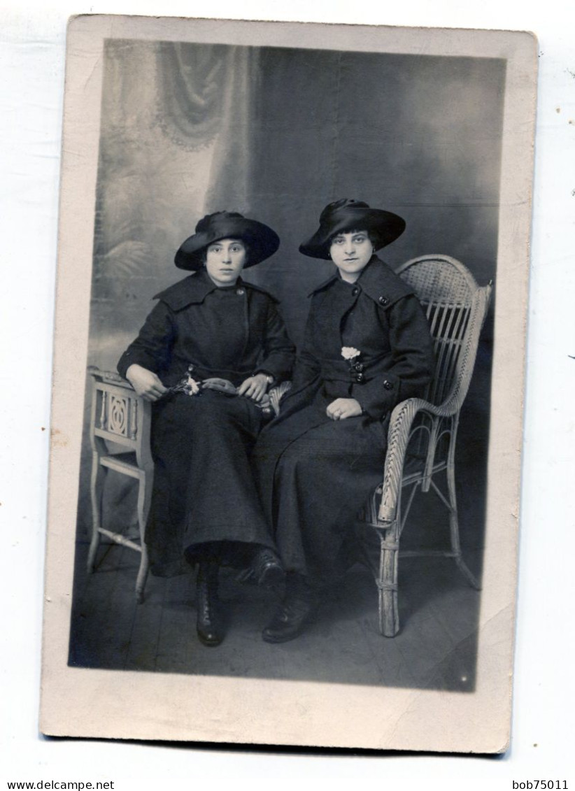 Carte Photo De Deux Jeune Fille élégante Posant Dans Un Studio Photo Vers 1920 - Anonymous Persons