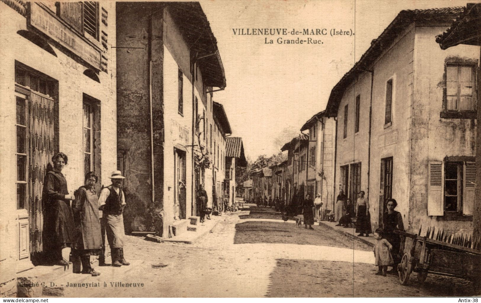 N79 - 38 - VILLENEUVE-DE-MARC - Isère - La Grande Rue - Autres & Non Classés