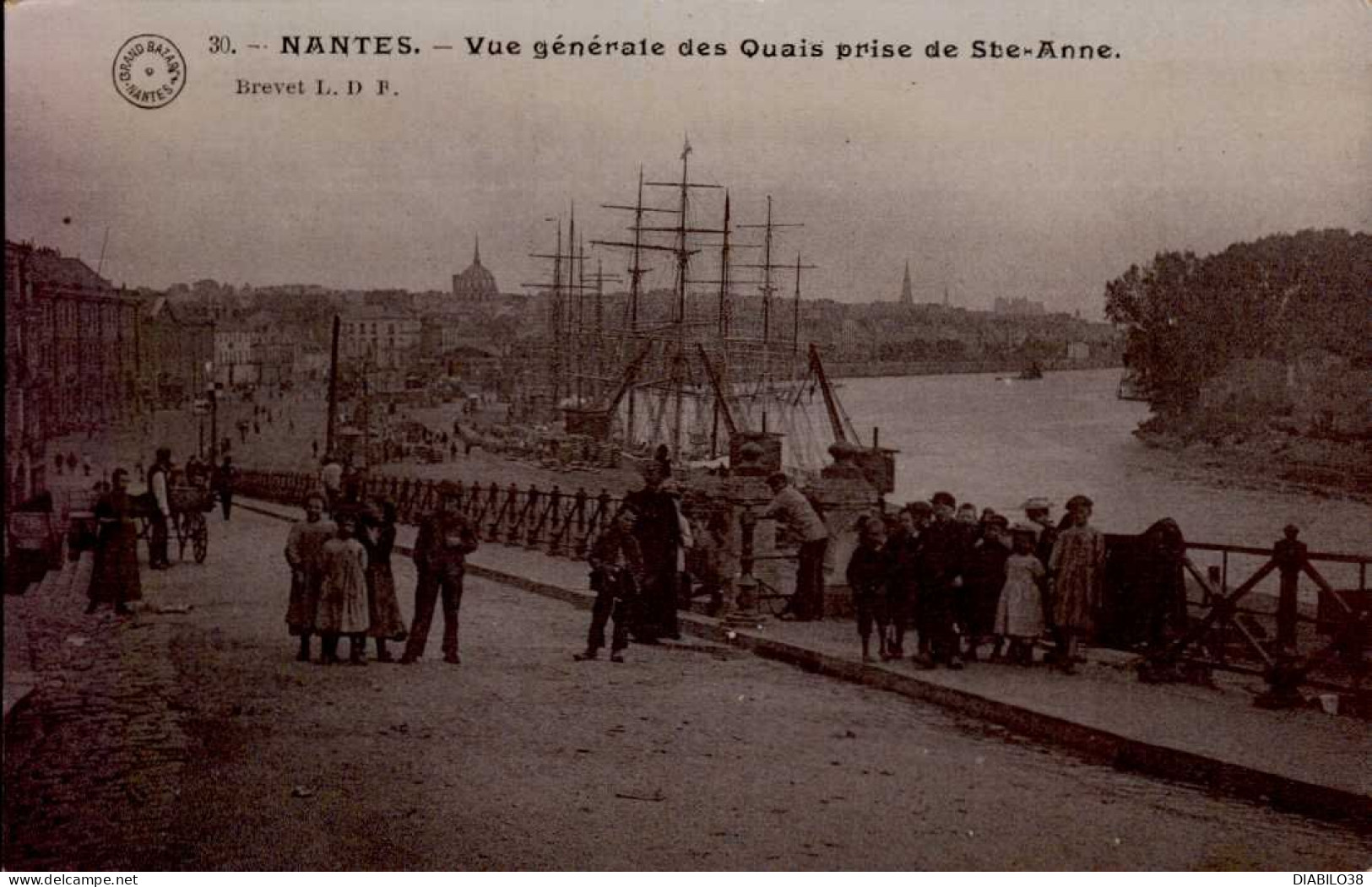 NANTES    ( LOIRE ATLANTIQUE )    VUE GENERALE DES QUAIS PRISE DE SAINT-ANNE - Nantes