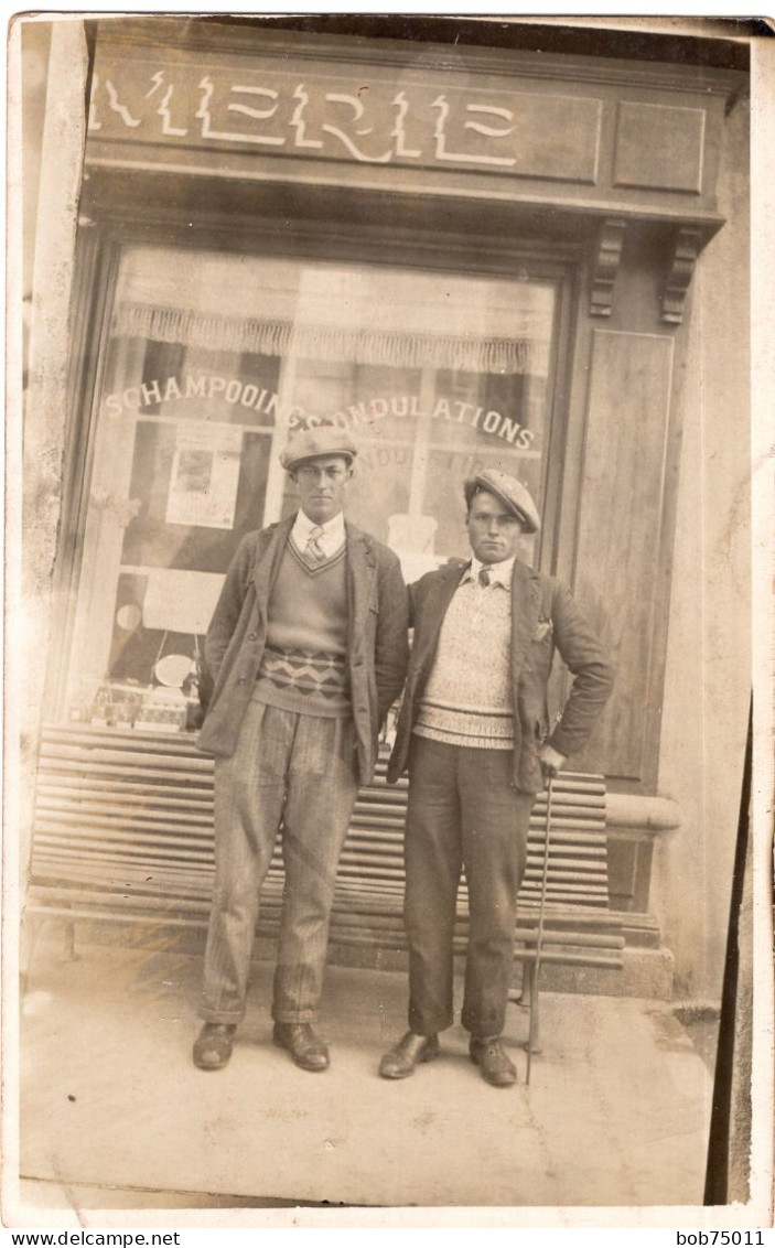 Carte Photo De Deux Jeune Hommes élégant Posant Devant La Devanture D'une Parfumerie Vers 1920 - Anonymous Persons