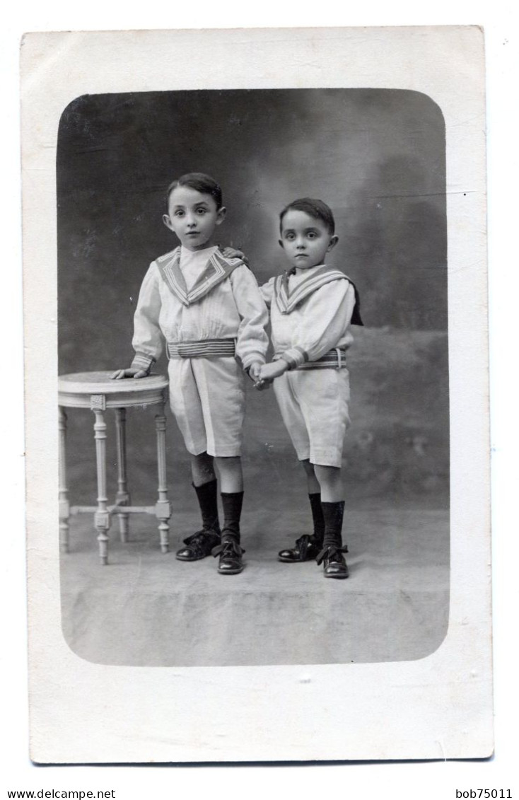 Carte Photo De Deux Petit Garcon élégant Posant Dans Un Studio Photo Vers 1920 - Anonymous Persons