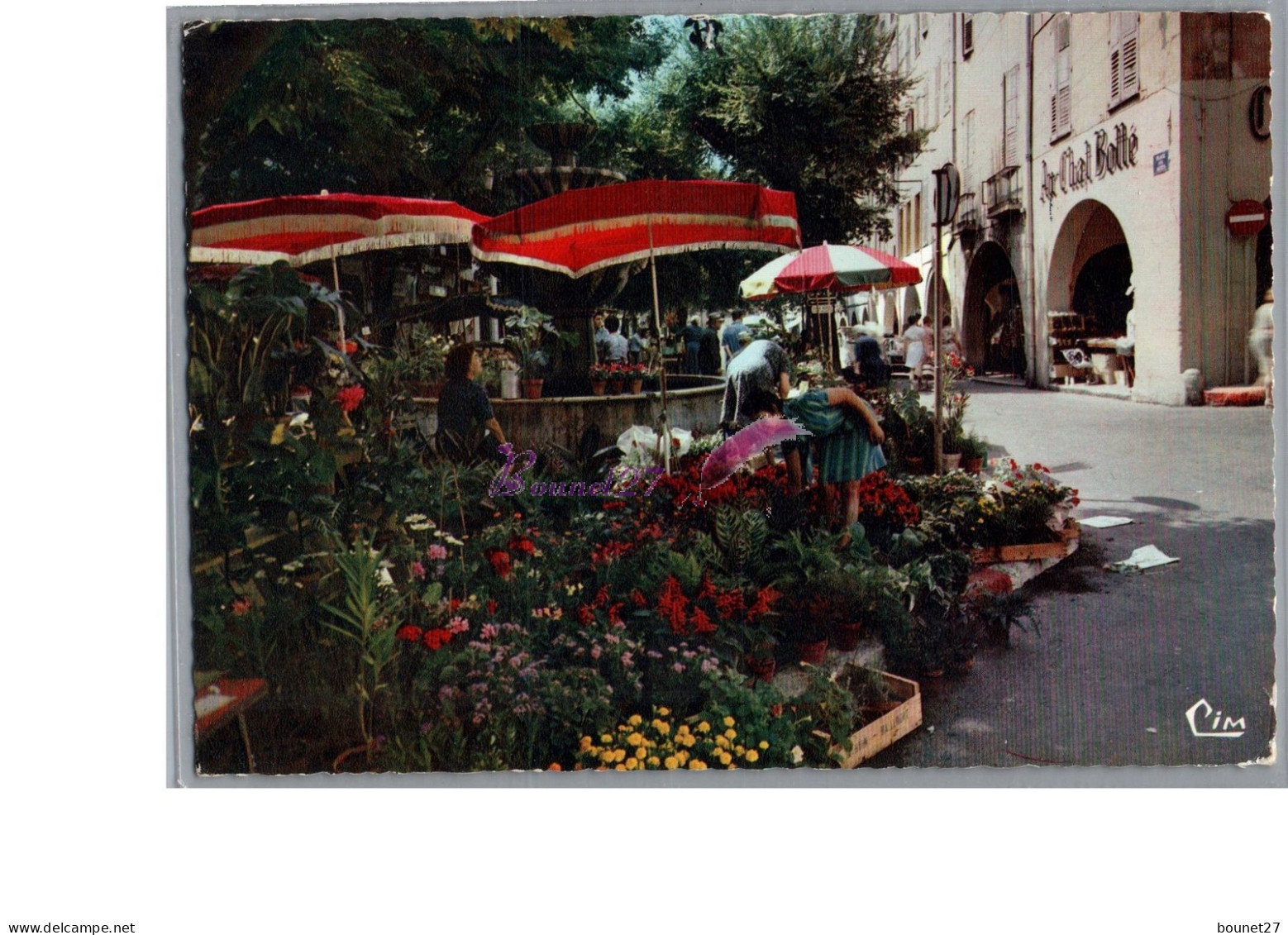 GRASSE 06 - Le Marché Aux Fleurs 1968 à Coté Du Au Chat Botté Place Des Carmes - Grasse