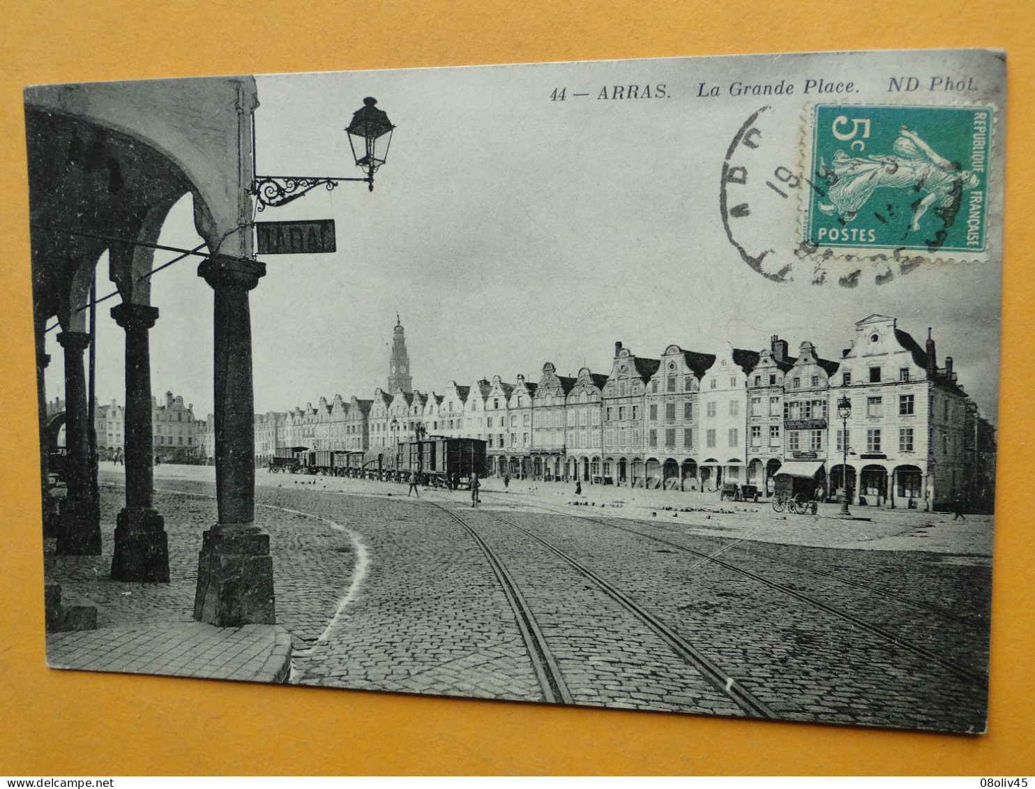 ARRAS -- Lot De 2 Cartes Différentes -- La Grande Place - Locomotive Et Convoi De Wagons - Arras