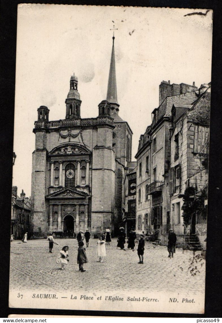 Maine Et Loire , Saumur , La Place Et L'église St Pierre - Saumur