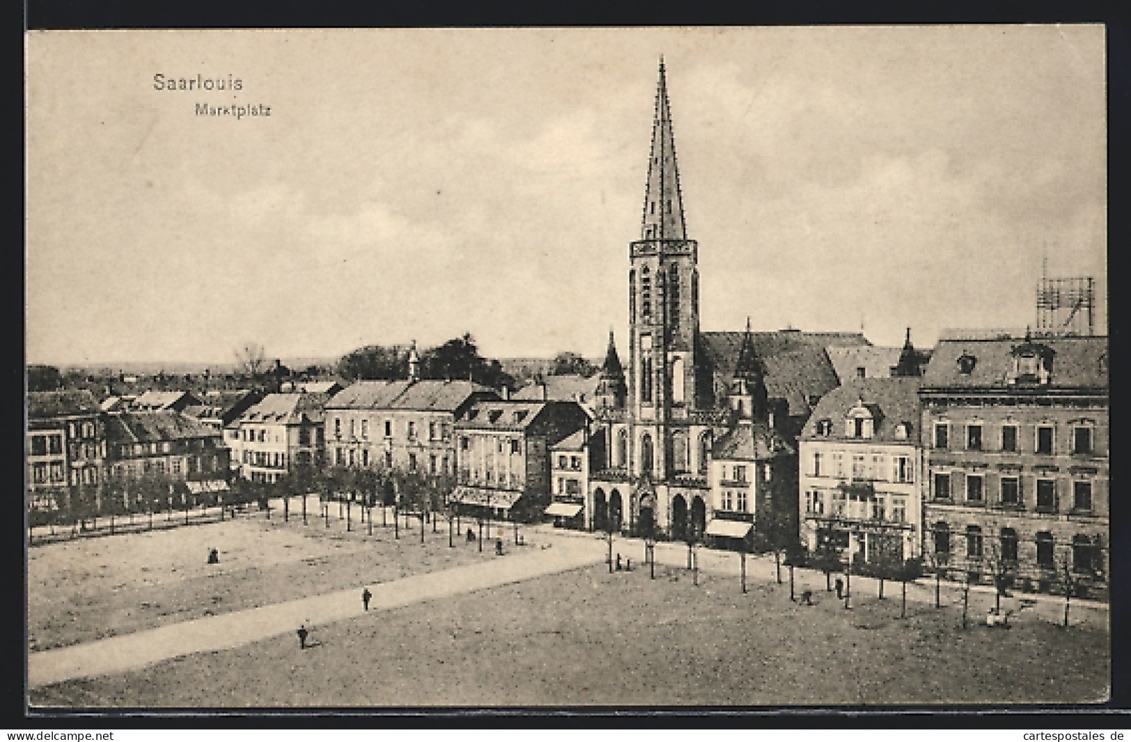 AK Saarlouis, Marktplatz Mit Kirche Aus Der Vogelschau  - Kreis Saarlouis