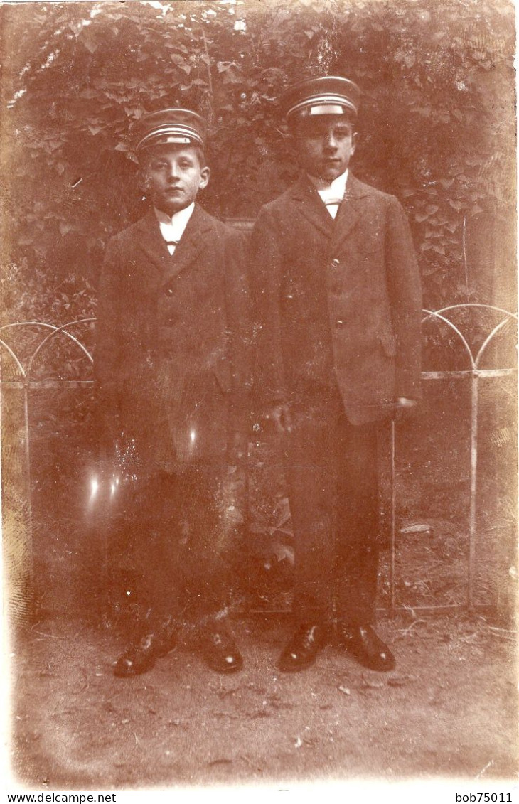 Carte Photo De Deux Jeune Garcon élégant En Uniforme D'une école Posant Dans Un Jardin - Personnes Anonymes