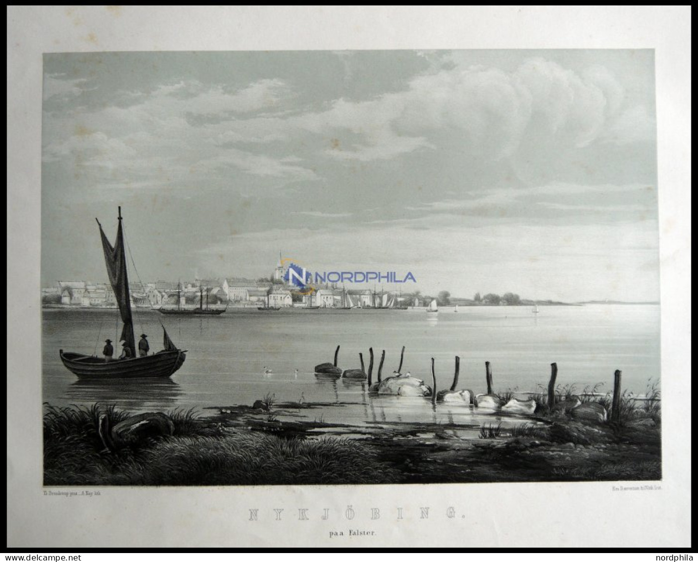 NYKÖBING (Nykjöbing Paa Falster), Gesamtansicht Vom Wasser Aus Gesehen Mit Segelschiffen Im Vordergrund, Lithographie Mi - Litografia
