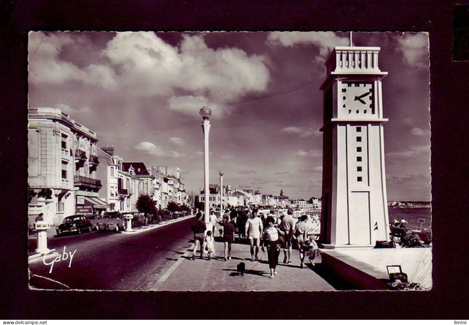 85 - SABLES-D'OLONNE - PROMENADE DU REMBLAI - ANIMÉE -  - Sables D'Olonne