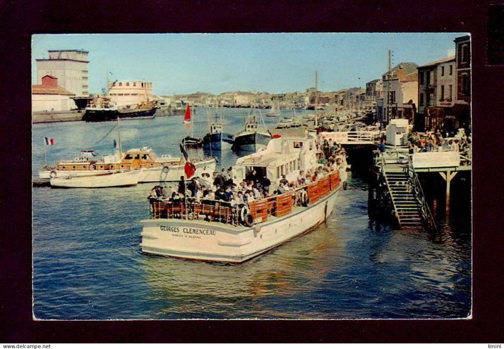 85 - SABLES-D'OLONNE - LE PORT ET L'EMBARCADERE - ARRIVÉE DU BATEAU PROMENADE ""GEORGES CLEMENCEAU"" - ANIMÉE - (0607/48 - Sables D'Olonne