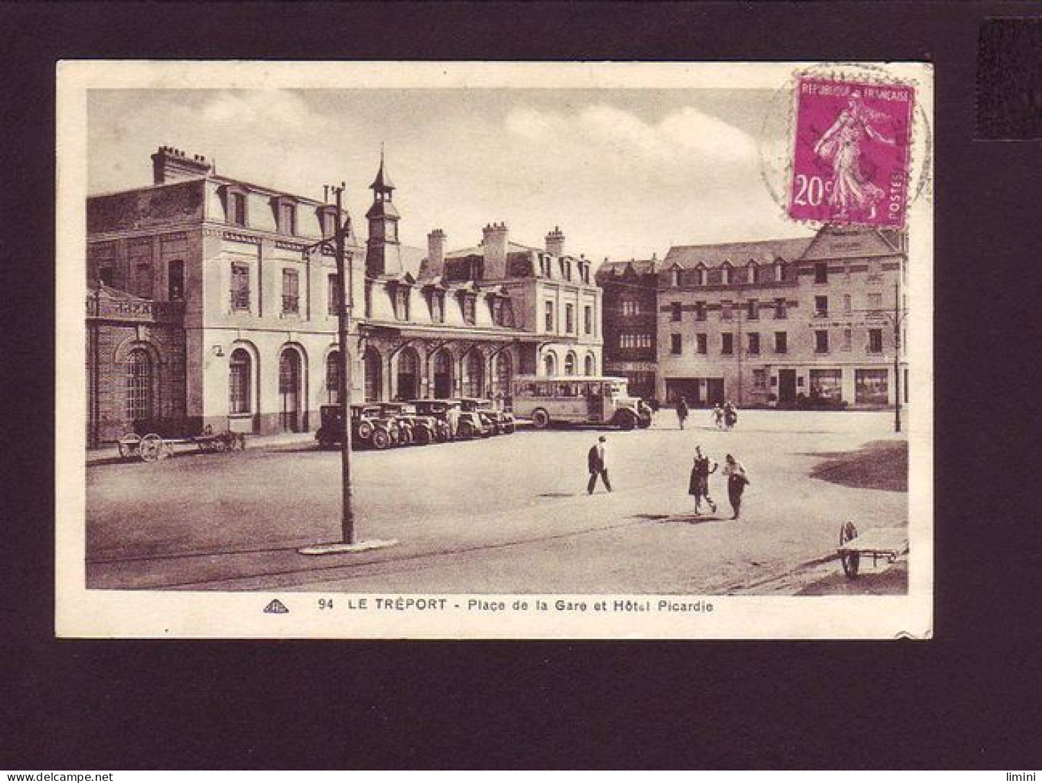 76 - LE TREPORT - PLACE DE LA GARE ET HOTEL PICARDIE - AUTOMOBILE - ANIMÉE -  - Le Treport