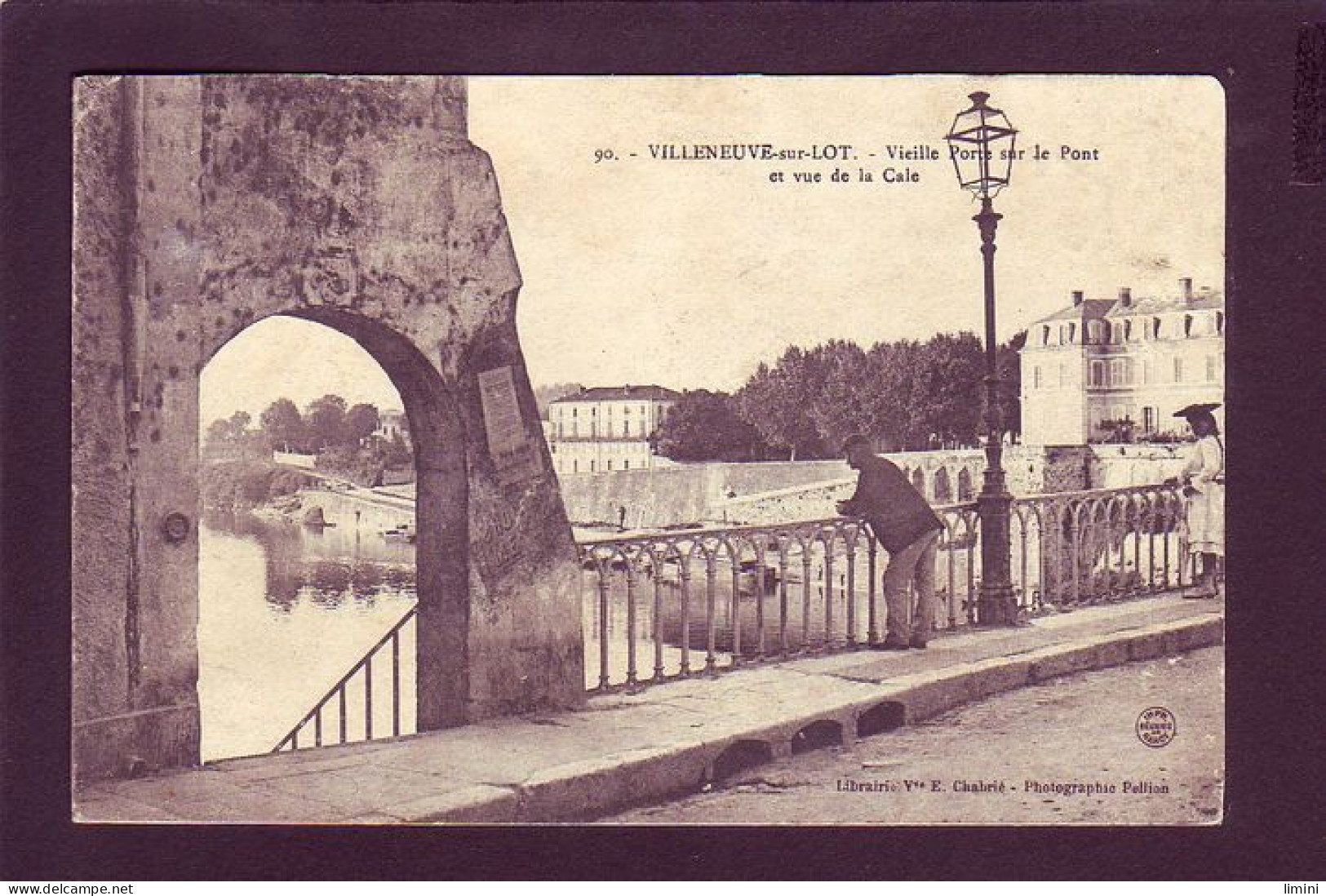 47 - VILLENEUVE-sur-le-LOT - VIEILLE PORTE SUR LE PONT ET VUE SUR LA CALE - ANIMÉE -  - Villeneuve Sur Lot