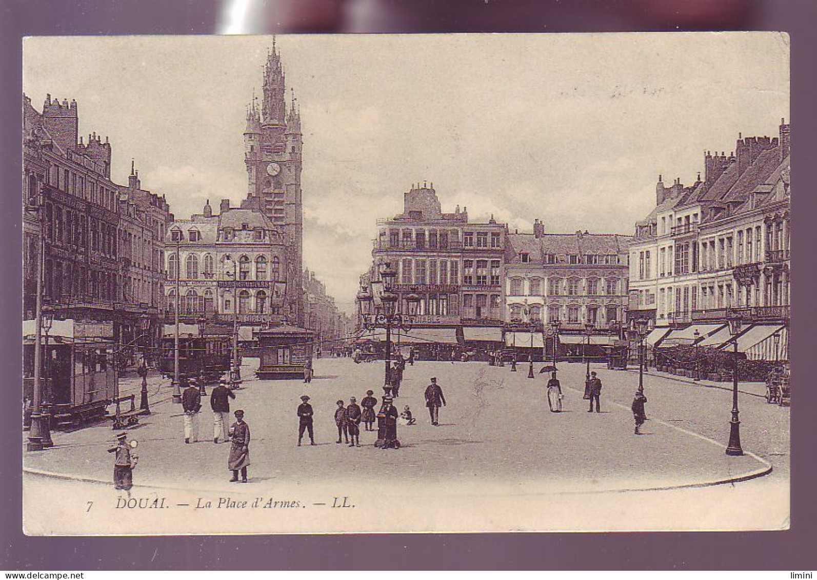 59 - DOUAI - LA PLACE D'ARMES - ANIMÉE -  - Douai