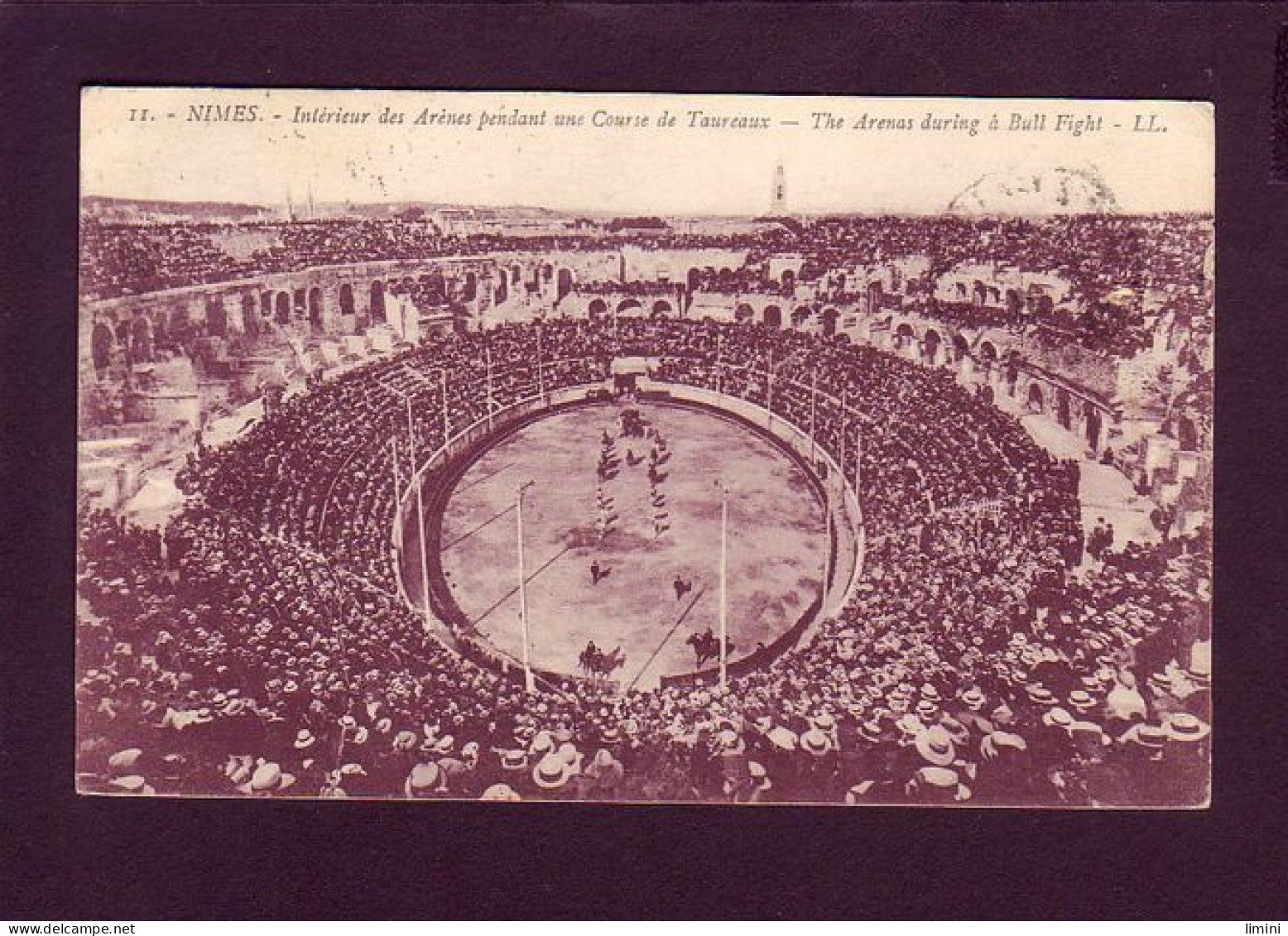 30 - NIMES - INTERIEUR DES ARENES PENDANT UNE COURSE DE TAUREAUX - ANIMÉE -  - Nîmes