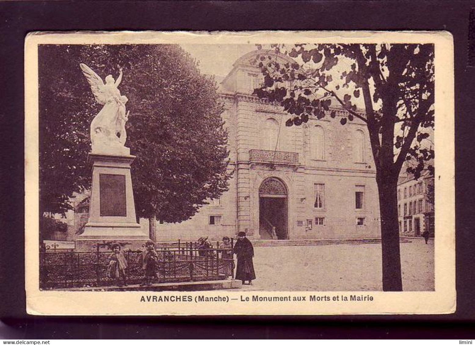 50 - AVRANCHES - LE MONUMENT AUX MORTS ET LA MAIRIE - ANIMÉE -  - Avranches