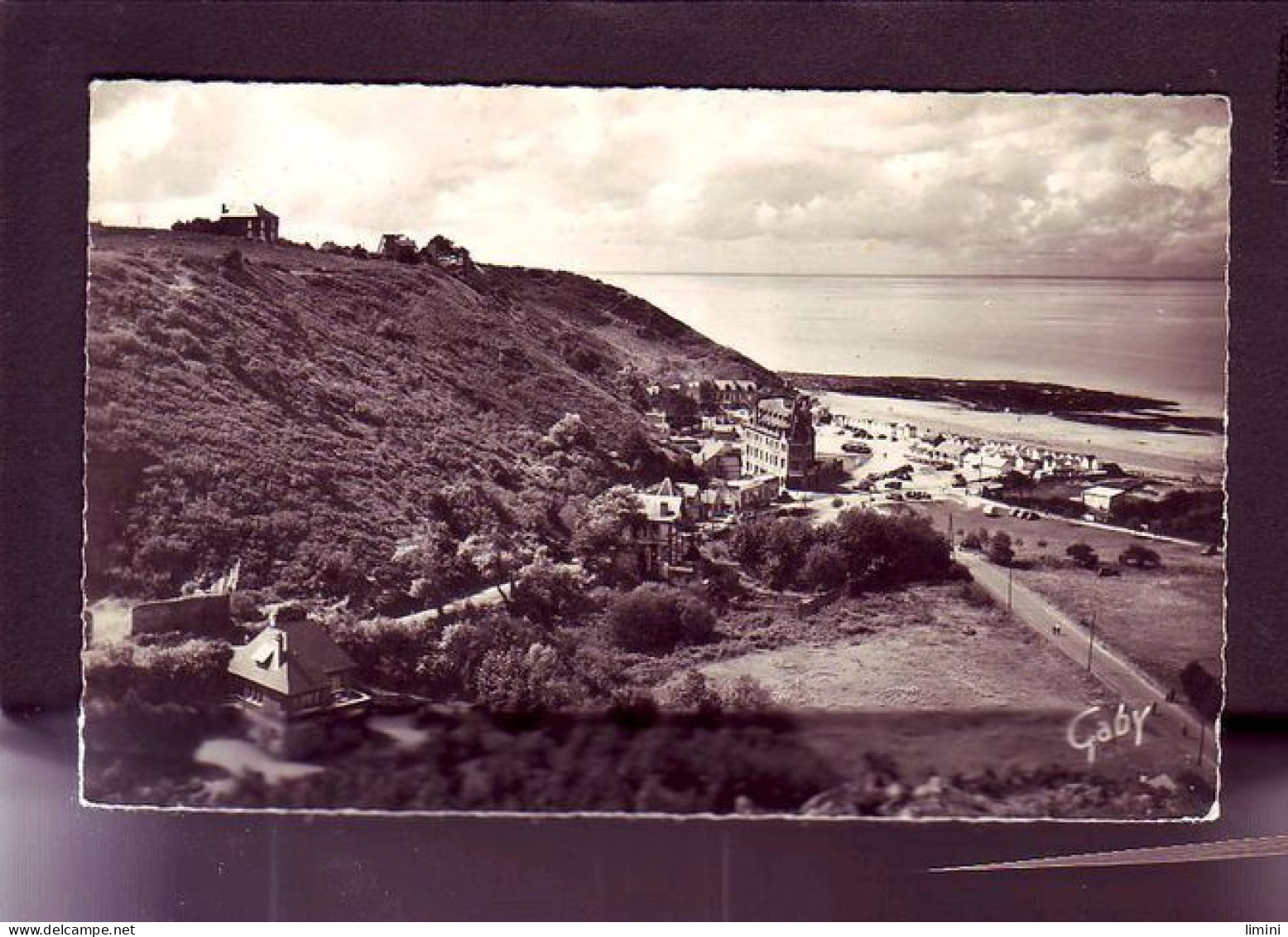 50 - CAROLLES-ENDEVILLE - VUE D'ENSEMBLE ET LA FALAISE - ANIMÉE -  - Other & Unclassified