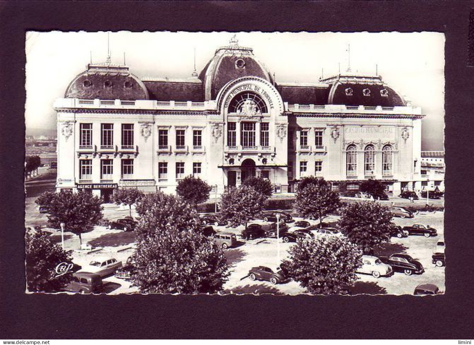 14 - TROUVILLE - LE CASINO - AUTOMOBILE - ANIMÉE -  - Trouville