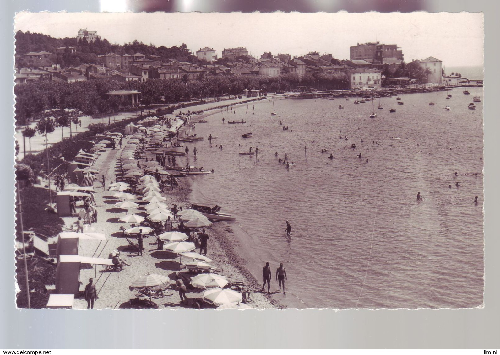 83 - SAINTE-MAXIME - LA PLAGE - ANIMÉE -  - Sainte-Maxime