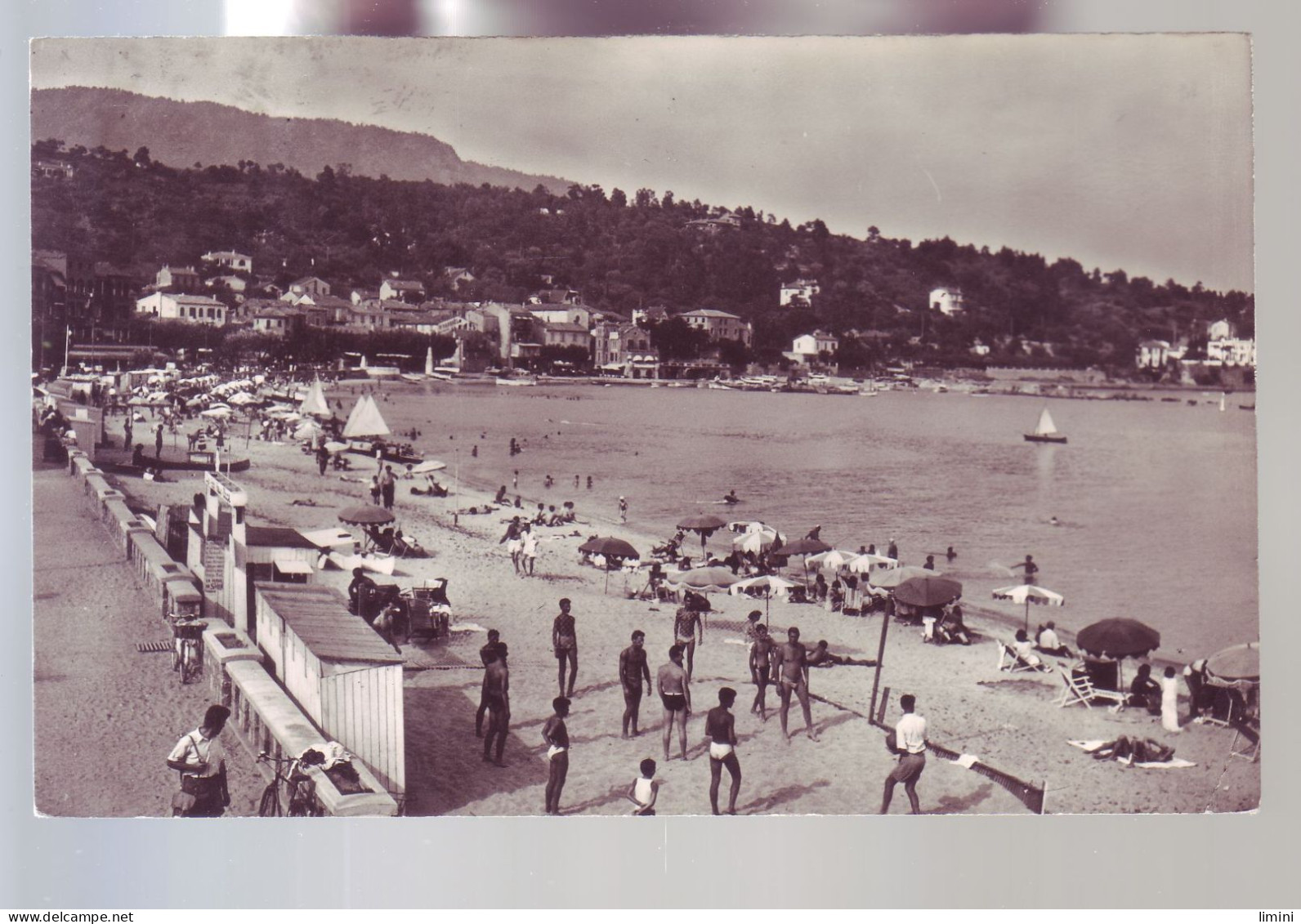 83 - LE LAVANDOU - VUE GÉNÉRALE DE LA PLAGE - ANIMÉE -  - Le Lavandou