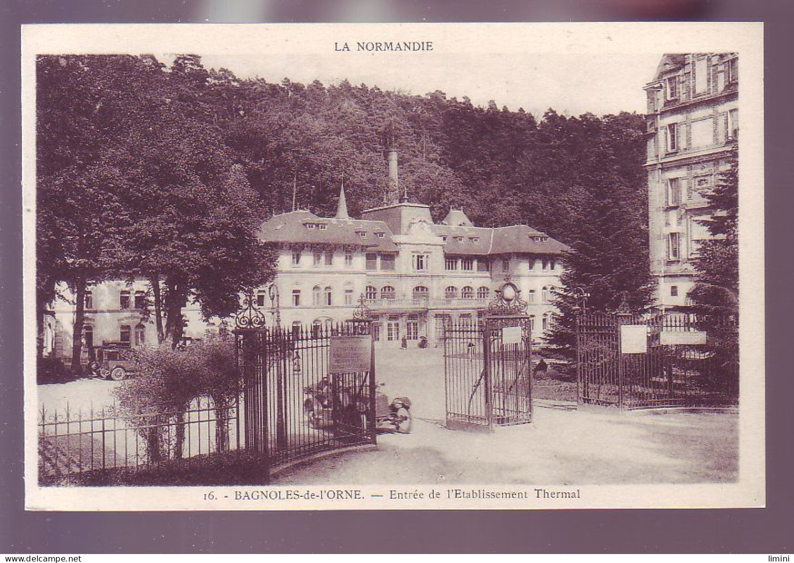 61 - BAGNOLES-de-L'ORNE - ENTRÉE DE L'ÉTABLISSEMENT THERMAL - AUTOMOBILE -  - Bagnoles De L'Orne