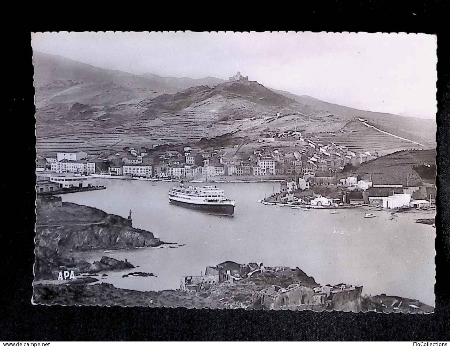 Cp, 66, Port Vendres, Départ Du Courrier, La Ville Dominée Par Le Fort St Elme, Vierge, Ed. Apa-Poux, N° 203, Bateaux - Port Vendres