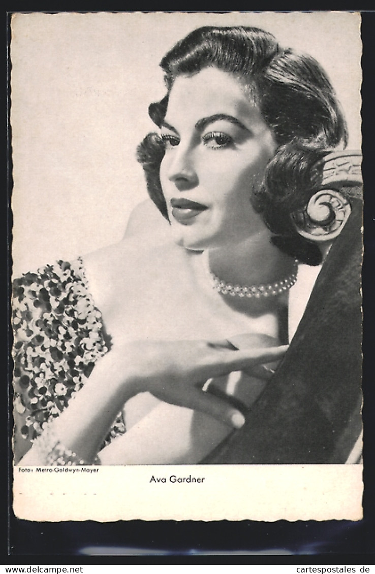 AK Schauspielerin Ava Gardner Mit Perlenkette  - Actors