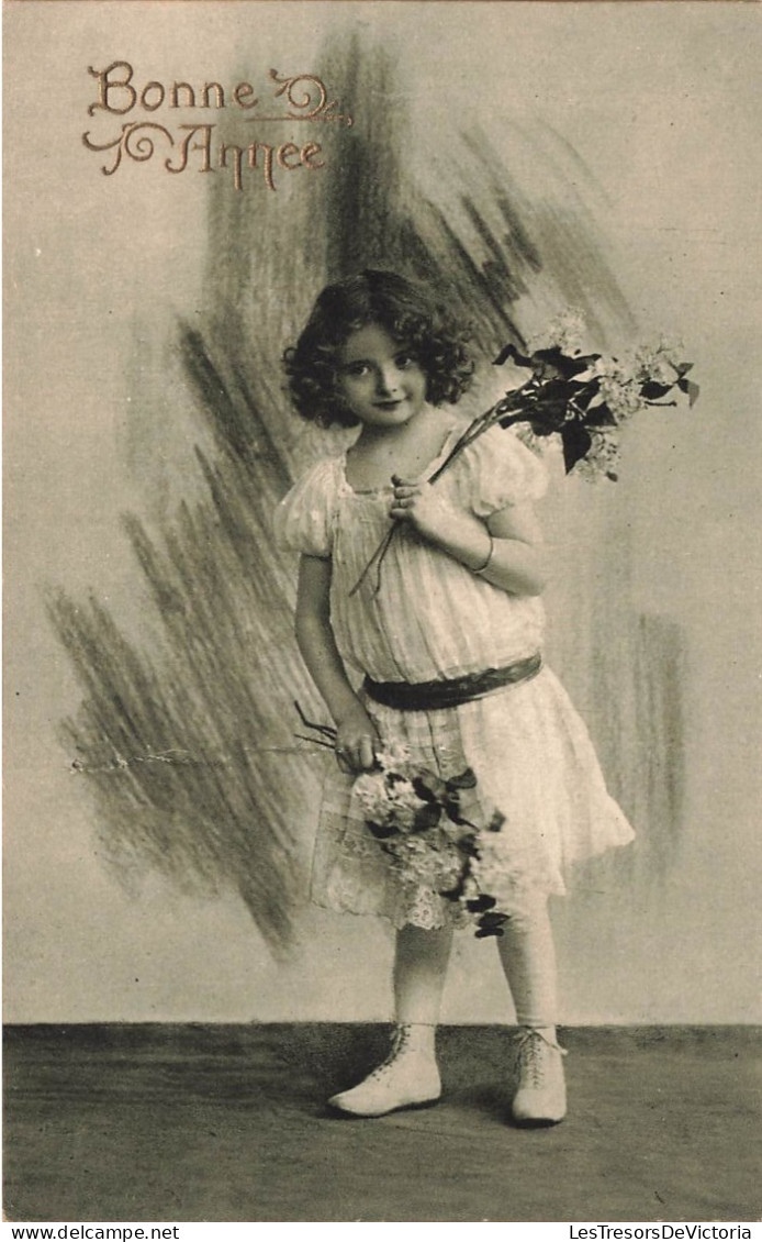 FETES - VOEUX - Bonne Année - Petite Fille Avec Des Fleurs - Carte Postale Ancienne - Nieuwjaar