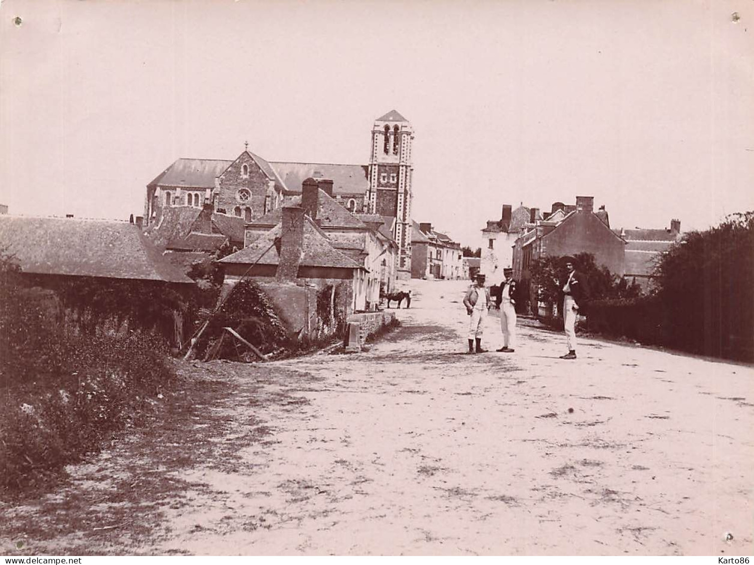 Joué Sur Erdre * Entrée Du Village Et église * Villageois * Photo Ancienne Circa 1890/1910 * 10.8x8.cm - Other & Unclassified