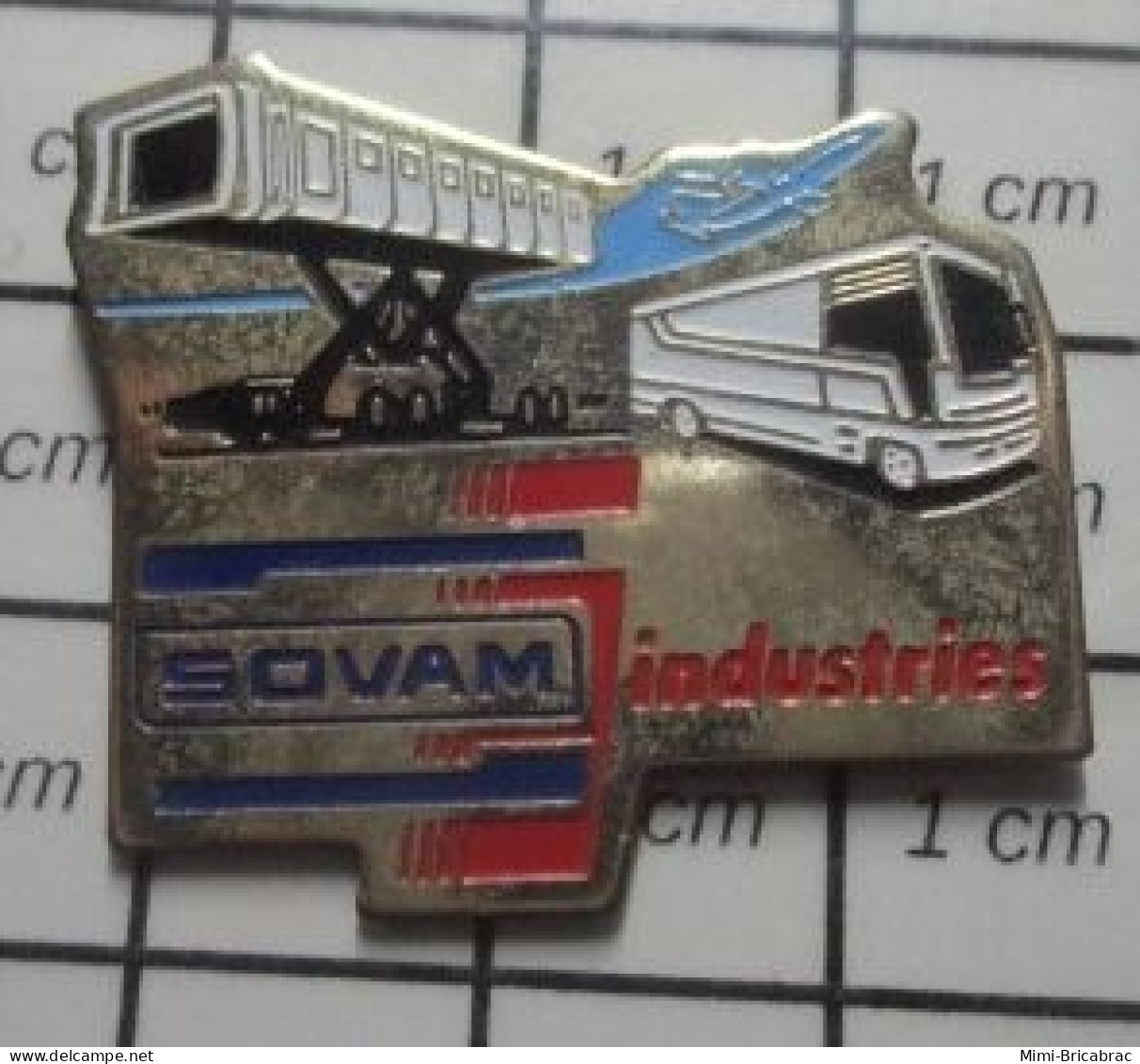 3617 Pin's Pins / Beau Et Rare / TRANSPORTS / SOVAM INDUSTRIES AUTOBUS PASSERELLE AEROPORT AVION - Transport Und Verkehr