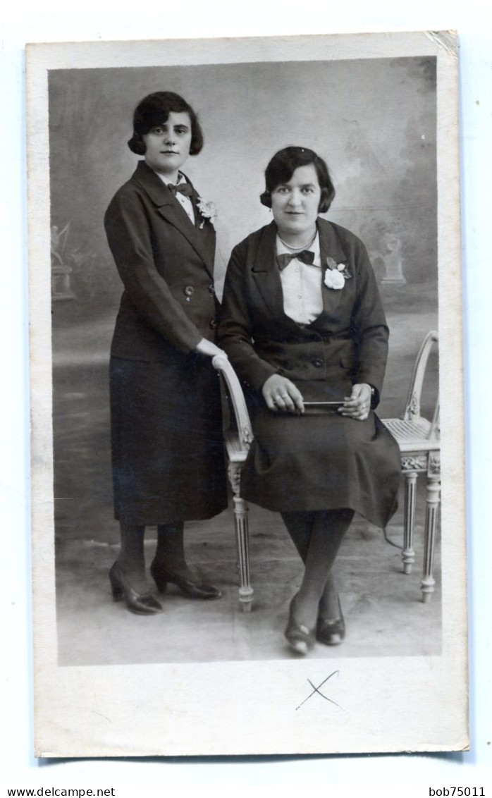 Carte Photo D'une Femme élégante Avec Sa Jeune Fille élégante Posant Dans Un Studio Photo Vers 1930 - Personnes Anonymes